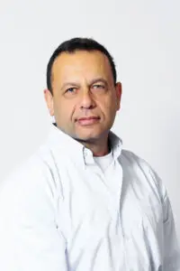 דר רומן לילוב מומחה לרפואת חניכיים פריודונט